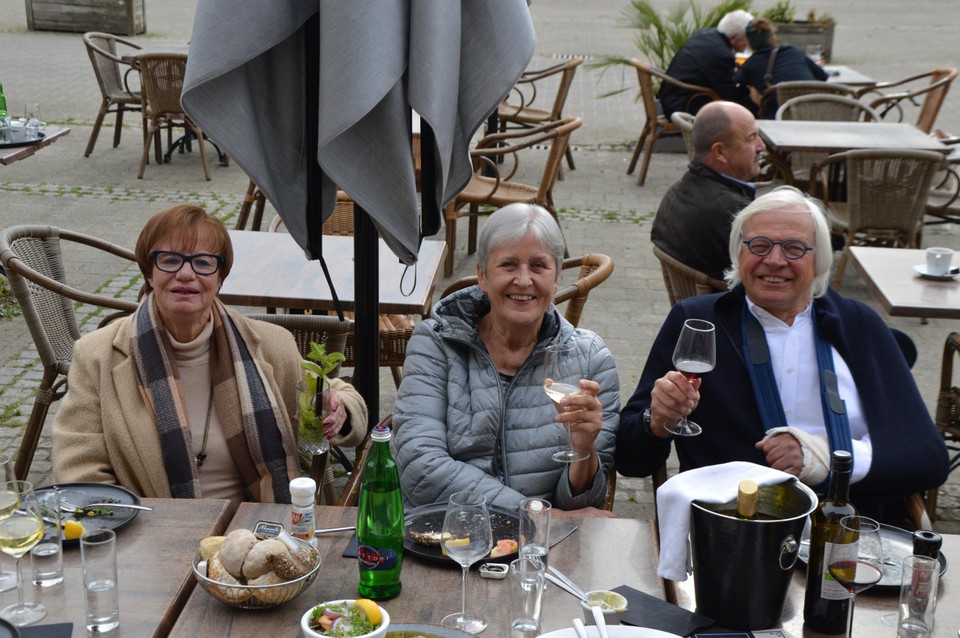 Denise Lamoen (71) centraal met rechts haar baas Frank Dedecker en links oud-collega Anne-Marie Vercauteren die tot haar 75ste bij Desco werkte. Het bedrijf houdt ervaring dus in ere.
