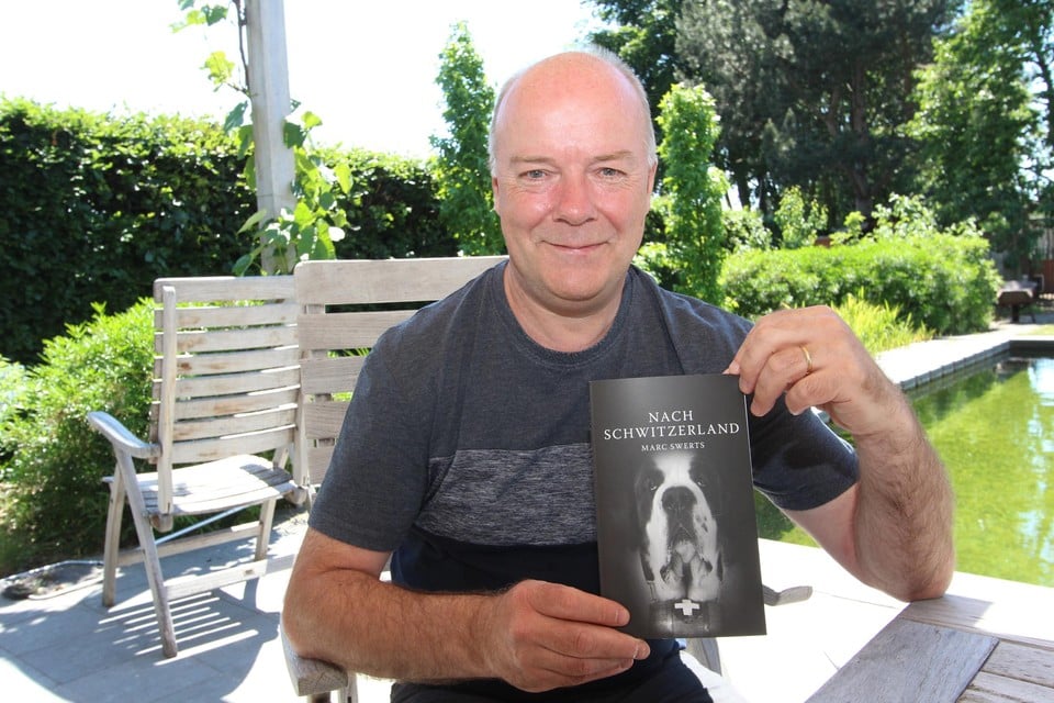 Marc Swerts met zijn nieuwste boek ‘Nach Schwitzerland’.