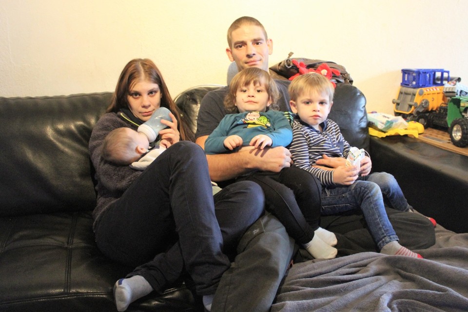 Tiffany De Loecker, Yvan Steurs en hun drie jonge kindjes. 