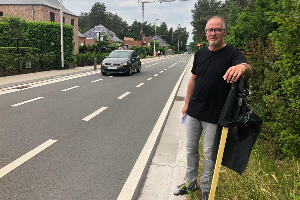 Marc Hendrickx van de Dennendreef in Vosselaar staat bij een zwarte vlag in zijn straat. De bewoner is niet opgezet met het extra verkeer en het groot bouwproject achter zijn woning.