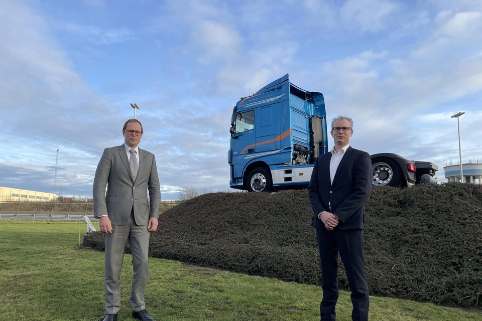 President-directeur Harry Wolters (links) en de nieuwe managing director van DAF Trucks Vlaanderen Stijn Van Eyken uit Westerlo op het terrein van de DAF-vestiging in Oevel.
