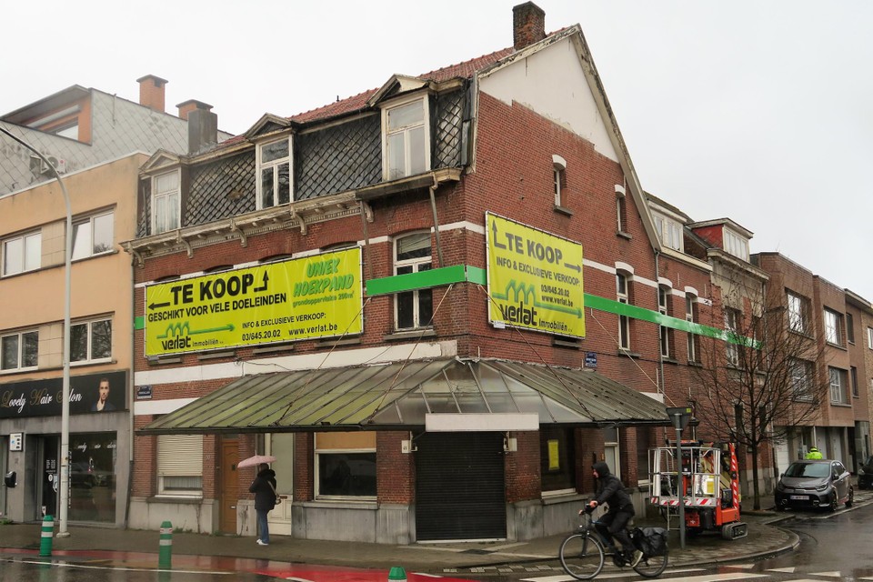Je kan er niet naast kijken op de rotonde ter hoogte van de Kasteeldreef: hotel-café Terminus staat opnieuw te koop.