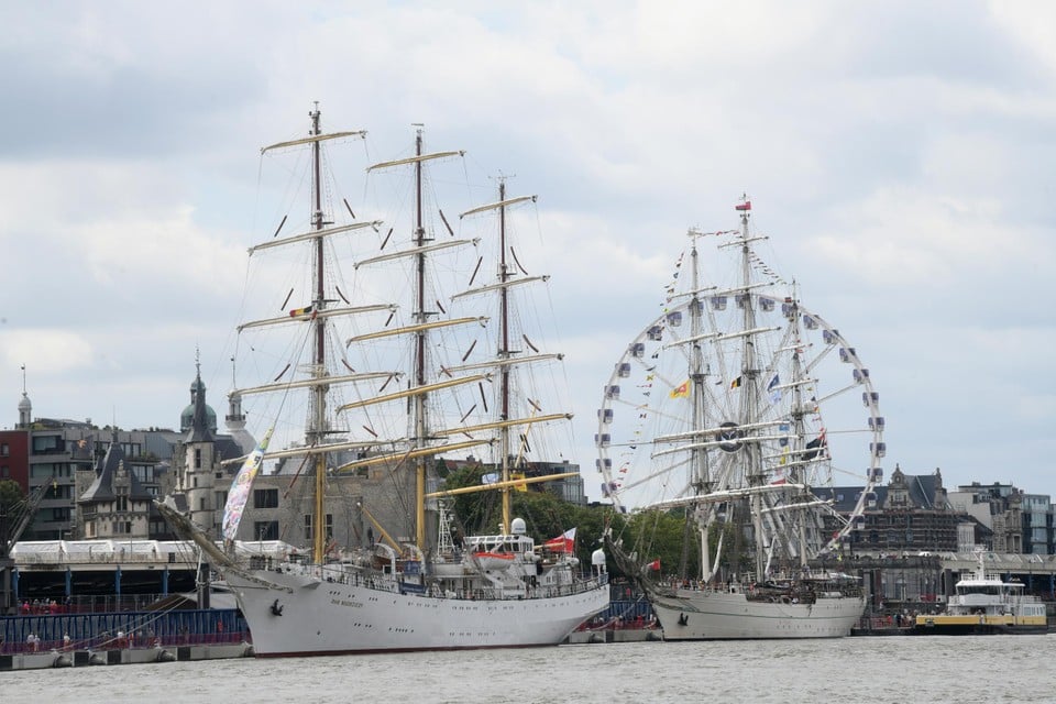 Het vertrek van de schepen aan de Scheldekaaien in Antwerpen. 