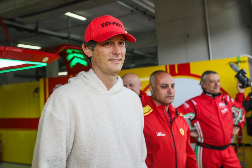 John Elkann in de garage van Ferrari tijdens de 6 uur van Imola.