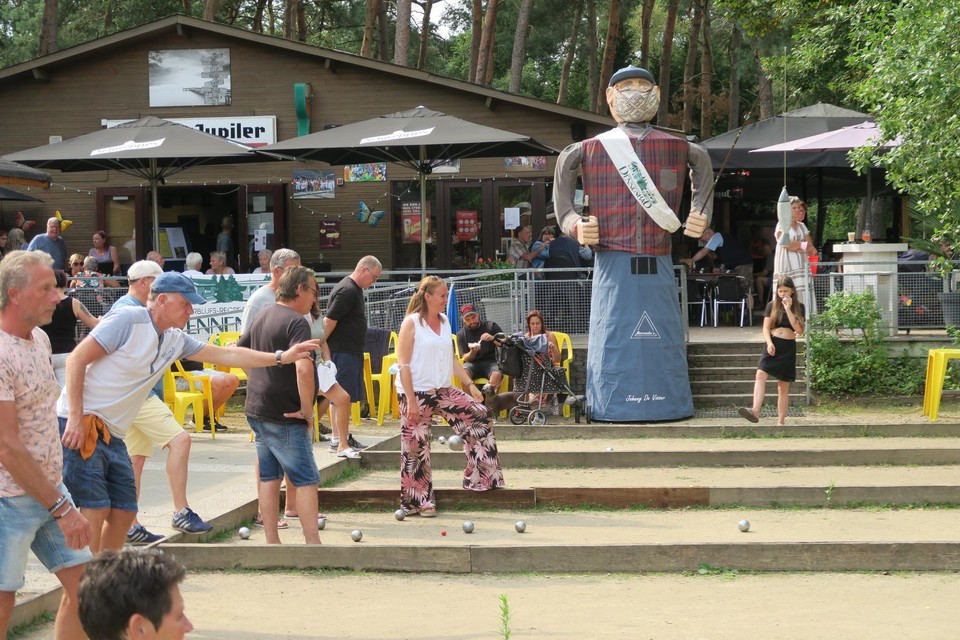 Dennenbad herleeft na corona, te merken aan de gezellige drukte in en rond de kantine. Op de achtergrond Johnny De Visser, de reus.