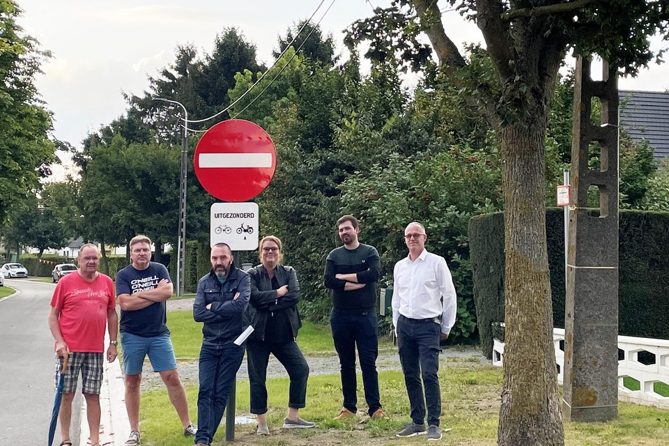 Jan Wauters (derde van links) en andere buurtbewoners hielden een petitie om het gemeentebestuur aan te zetten tot een aantal ingrepen in hun woonomgeving.