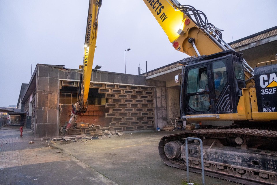 De afbraak van het station ging maandagochtend omstreeks kwart over acht van start.