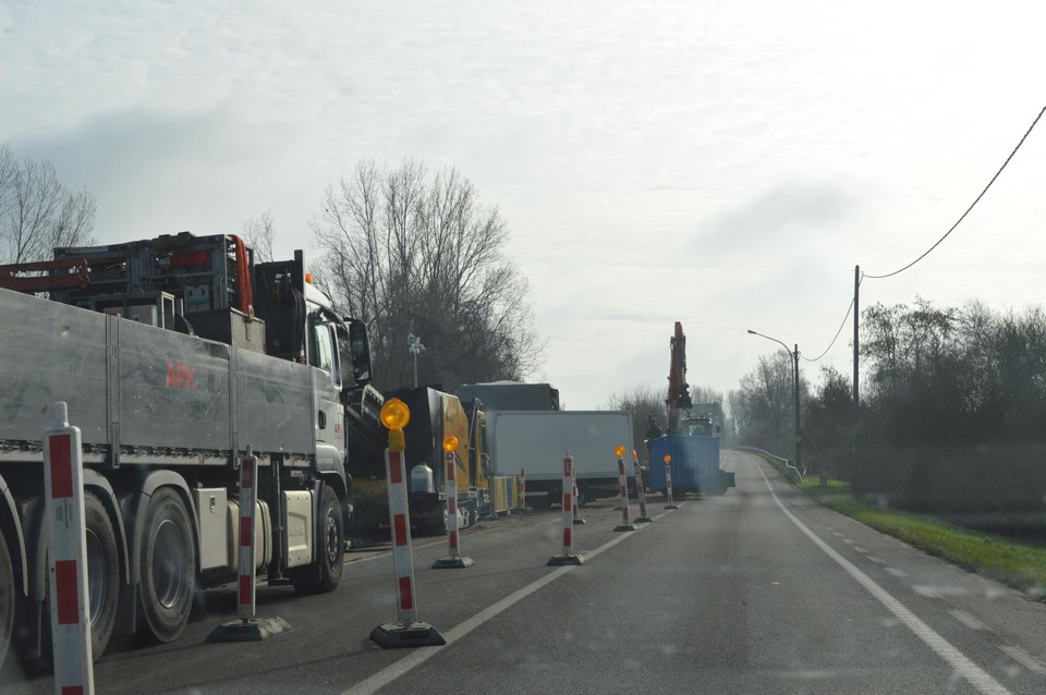Aan de brug over het Netekanaal in Broechem op de baan naar Nijlen wordt ook gewerkt momenteel. Daar kan je over één rijvak passeren.