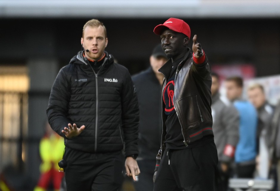 Coach Mbaye Leye zit niet stevig in het zadel bij Zulte Waregem. 