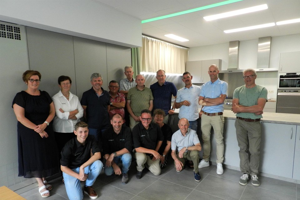 Een deel van de vrijwilligers en lokale ondernemers die de renovatie van ’t Markenhof mogelijk maakten.