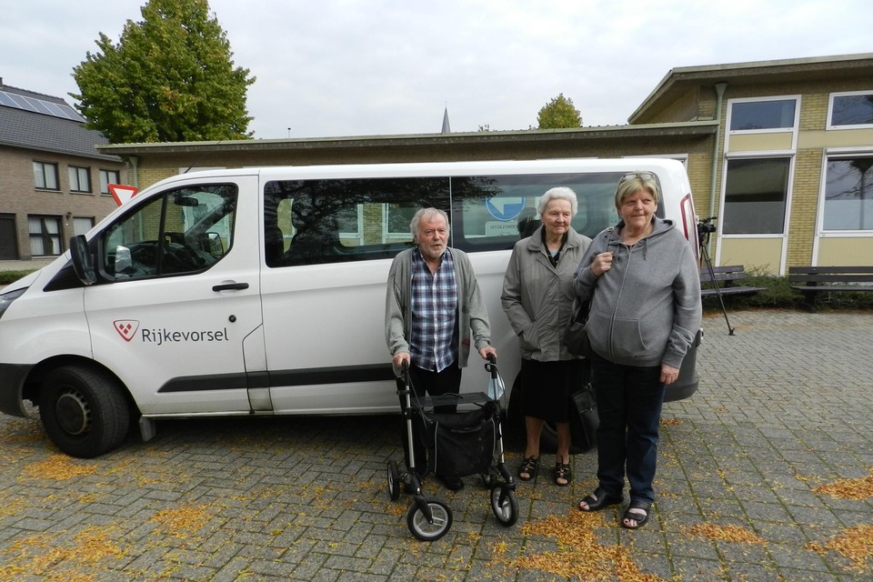 Louis, Elza en Brigitte zijn de eerste passagiers van de winkelbus.