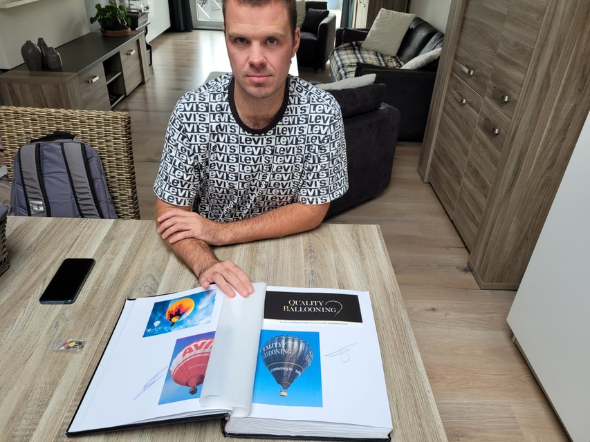Jens met zijn fotoboek waarin zijn vluchten met diverse heteluchtballons verzamelt