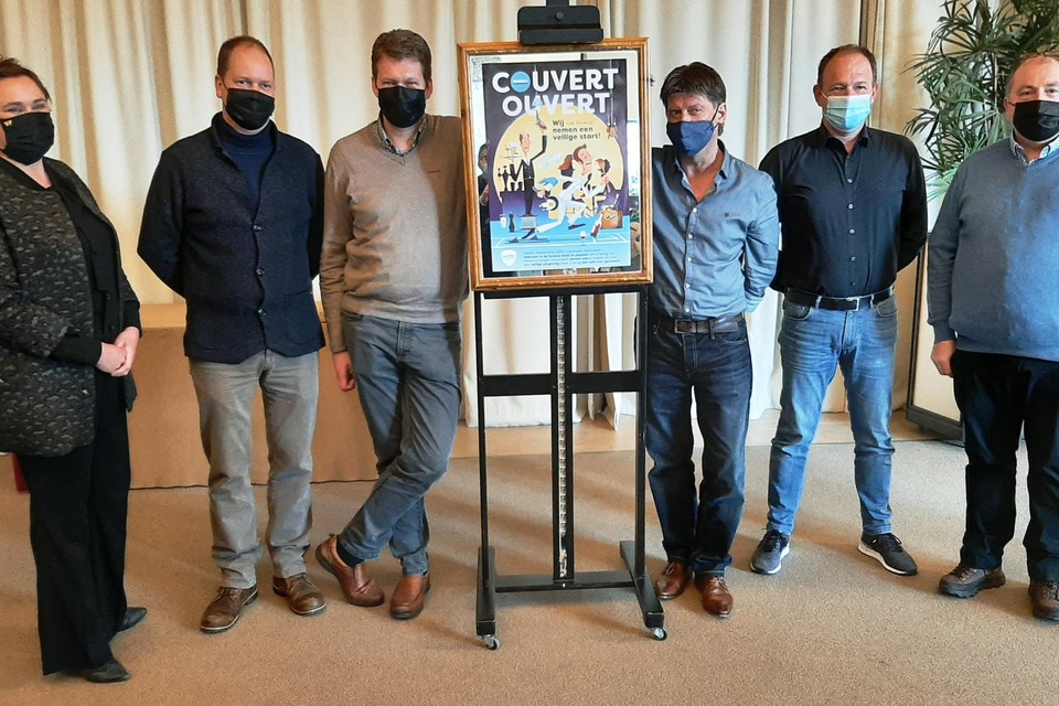 Jolien Laenen, Toon Biermans, Joris Wils, Patrick Ooms, Johan Ariën en Tonny Luyten presenteren de poster van Horeca Middenkempen.