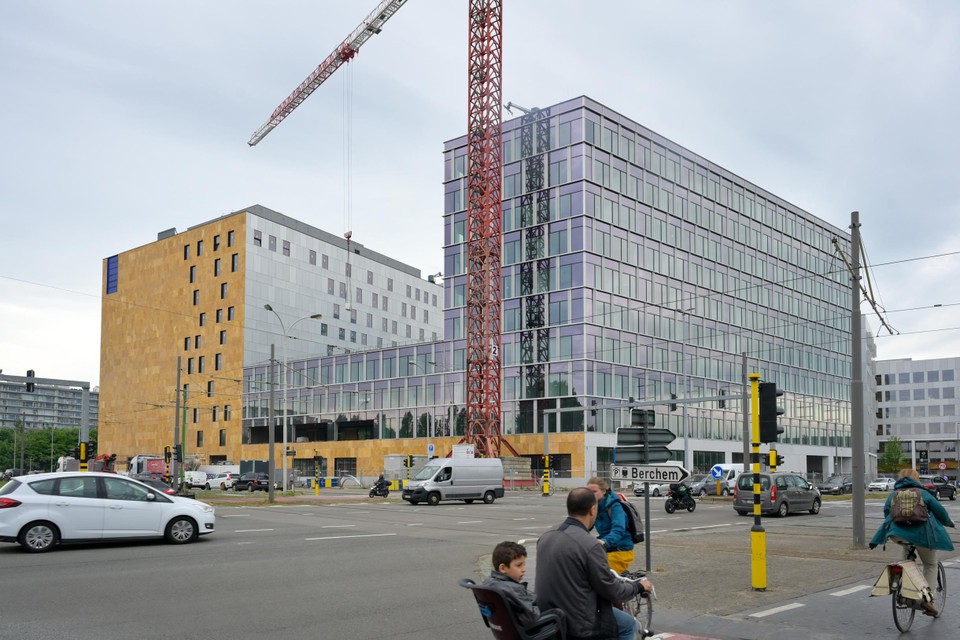 Met de huidige stijging van kosten is het al een geluk dat het mastergebouw van de Antwerpse politie al bijna klaar is. 