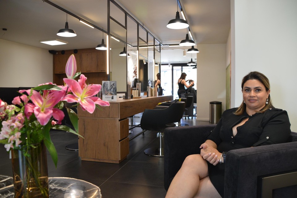 Marcia Souza in haar smaakvol nieuw kapsalon. Ze staat bekend als getalenteerd coloriste.