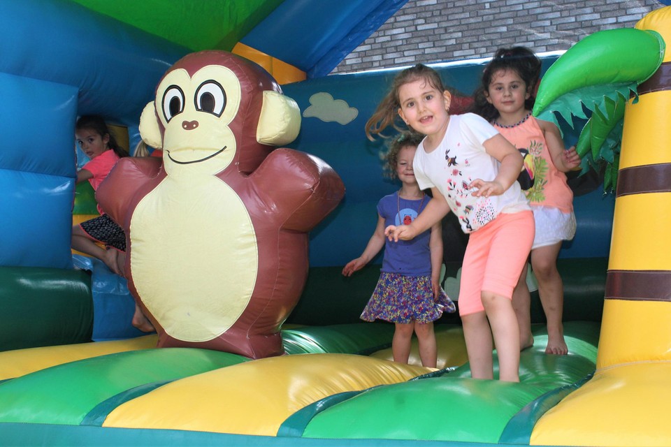 De leerlingen van de Heilig Hartschool leven zich uit op het springkastelenfeest.
