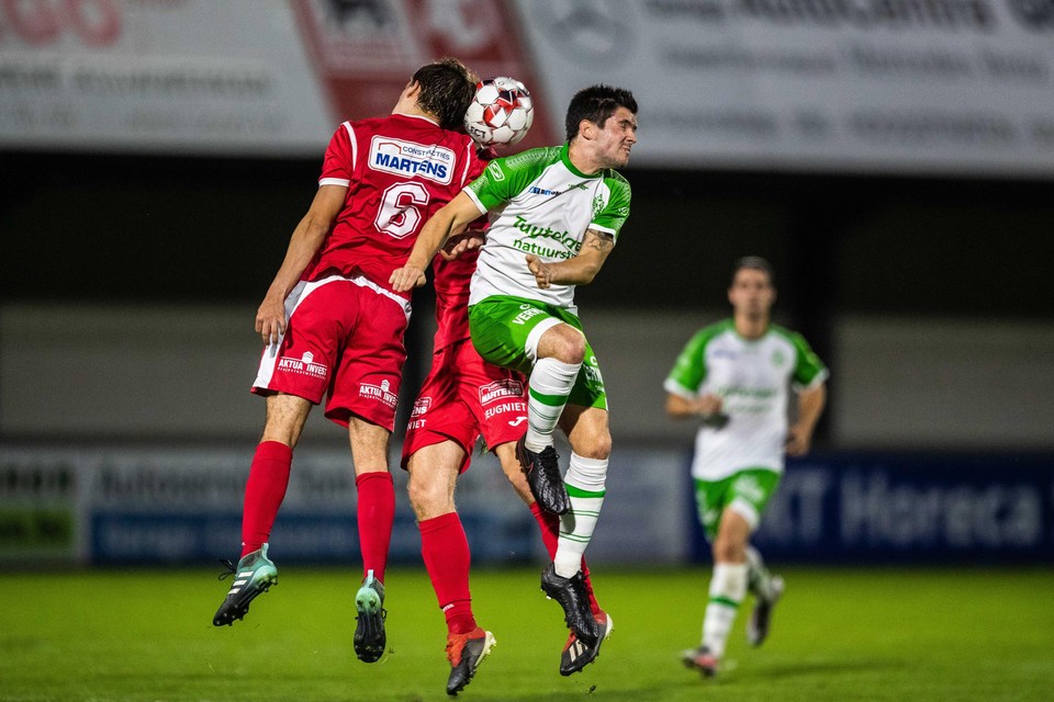Jari Breugelmans in een kopduel op het veld van Hoogstraten tijdens de vierde ronde van de Beker van België. Een week eerder speelde Dessel zijn laatste thuiswedstrijd, op 13 september 2020.
