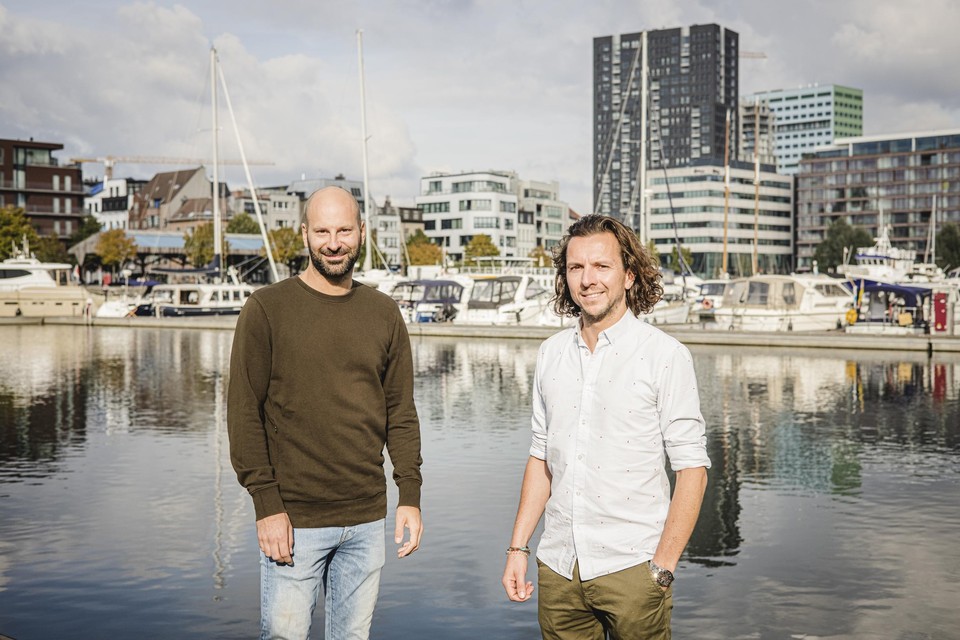 Maarten en Bernard in thuishaven Antwerpen, waar ze de laatste voorbereidingen treffen. Binnenkort reizen ze naar Barcelona, waar de zeilboot en (schoon)vader Patrick op hen wacht.