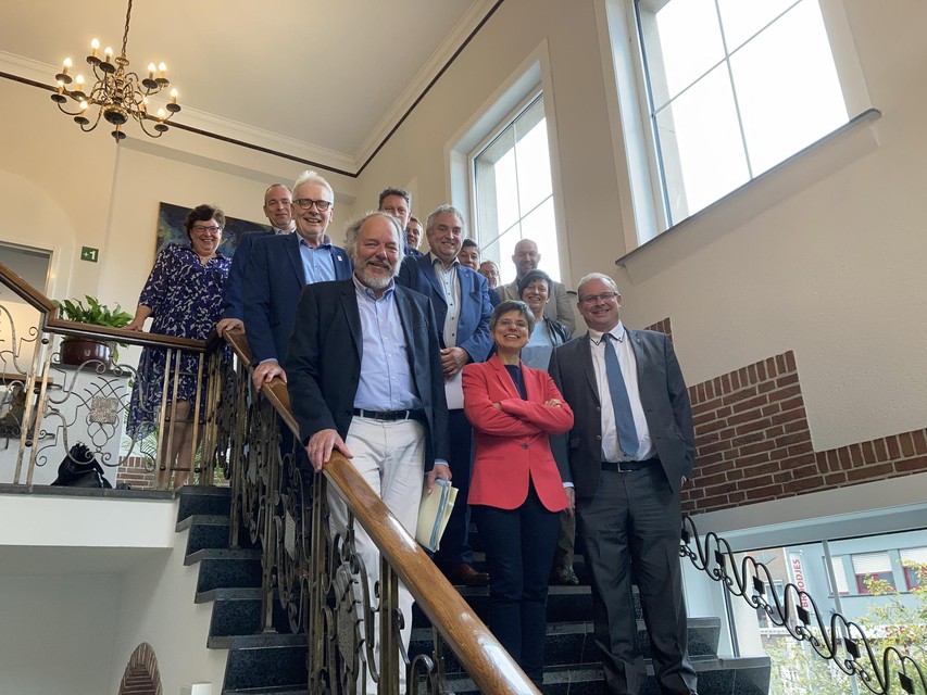 College van burgemeester en schepenen met gouverneur en deputatie in het gemeentehuis van Essen.