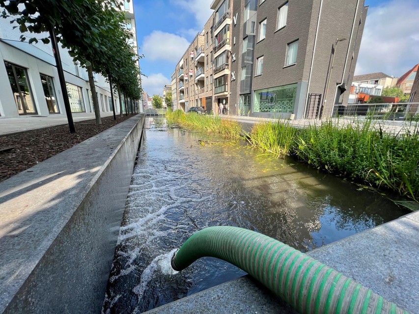 Water van de Leuvense Vaart wordt in de vliet in de Muntstraat gepompt. 