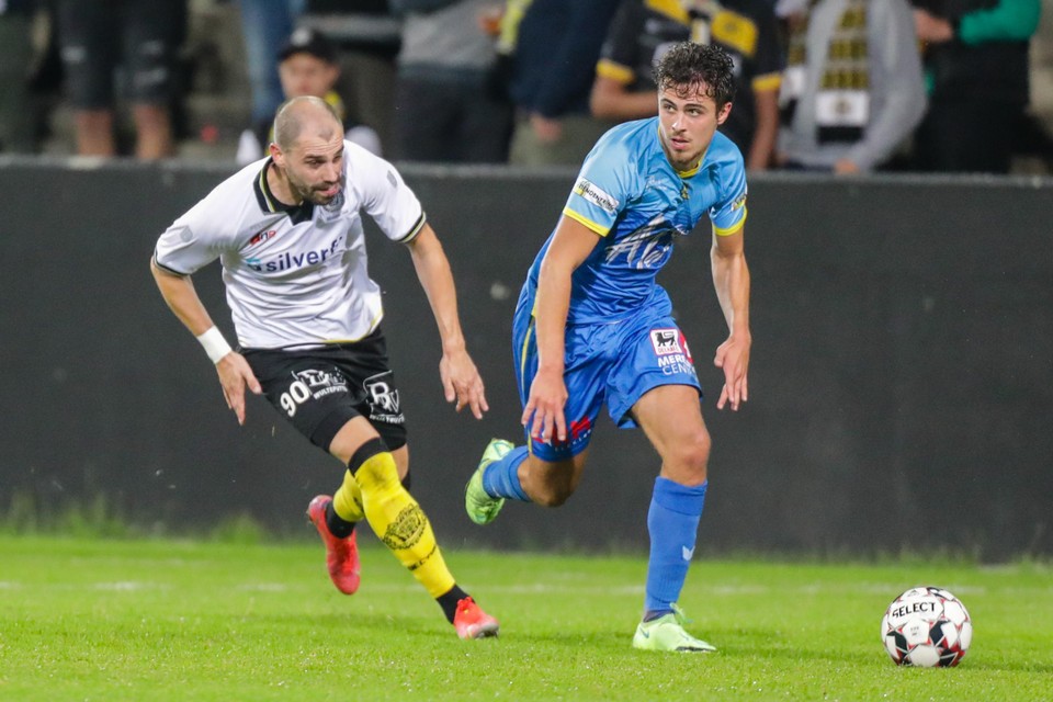 Simon Vermeiren (links) zet de achtervolging in op Max De Ruyver van Merelbeke. Vermeiren lag met twee goals daan de basis van de 3-0-zege van Lokeren-Temse.