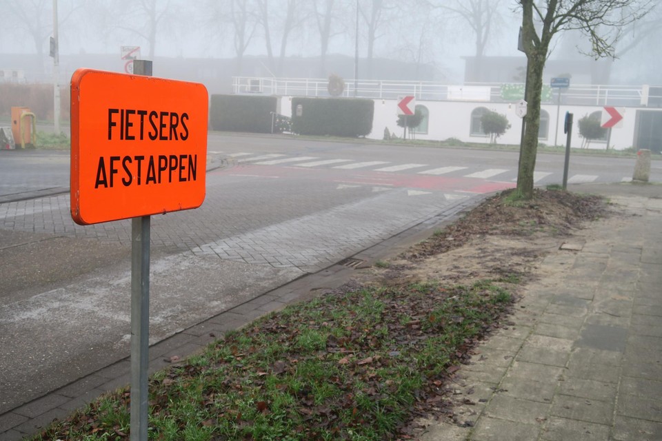 Fietsers zullen nog wel door kunnen op het kruispunt Geuzenveldenstraat en Sluizenstraat, maar zoals dit bord aangeeft moeten ze afstappen. 