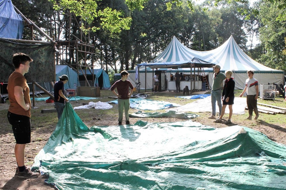 Scoutsleden zijn nog volop aan het werk om alles tijdig klaar te krijgen.