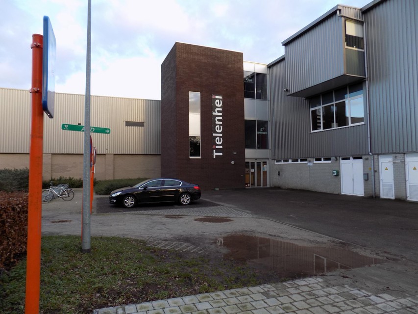 Het sportcafé is gelegen op de eerste verdieping van het sportcentrum Tielenhei in de Prijstraat in Tielen.