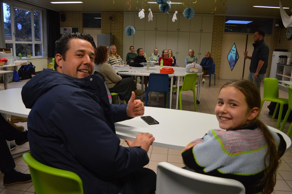 Joren Van der Auwera van zwemvijvers en tuinen GostaR uit Emblem is een van de zilveren sponsors van de AED en kwam samen met zijn 11-jarige dochter de opleiding mee volgen. 