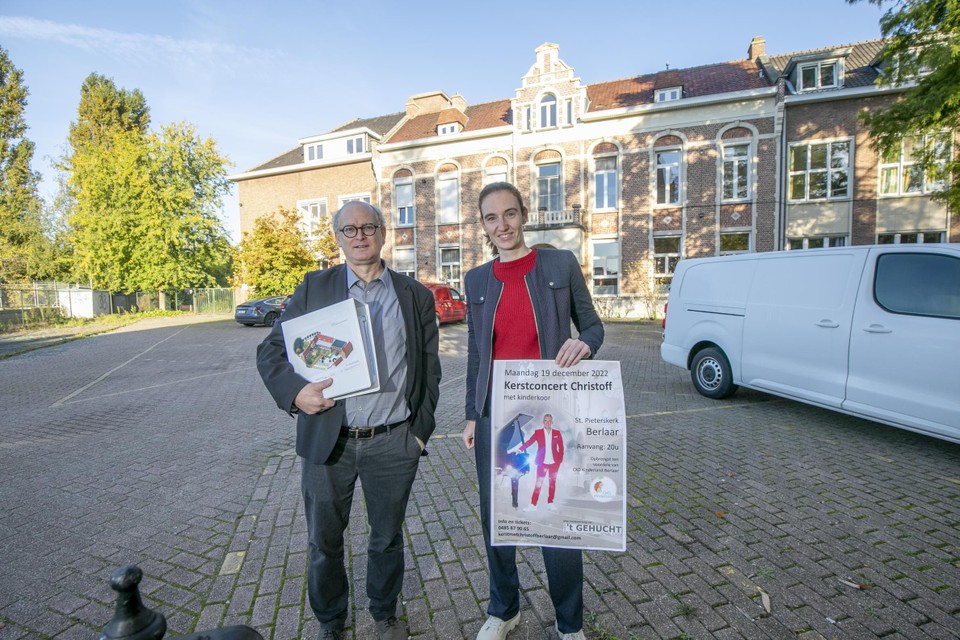 Directeur Dominiek Vanbesien en Evelyn Heylen van de Kermisvrienden voor Kinderland staan voor het gekende gebouw van Kinderland nabij de Sint-Pieterskerk. De opbrengst van een optreden van Christoff gaat naar de renovatie. 