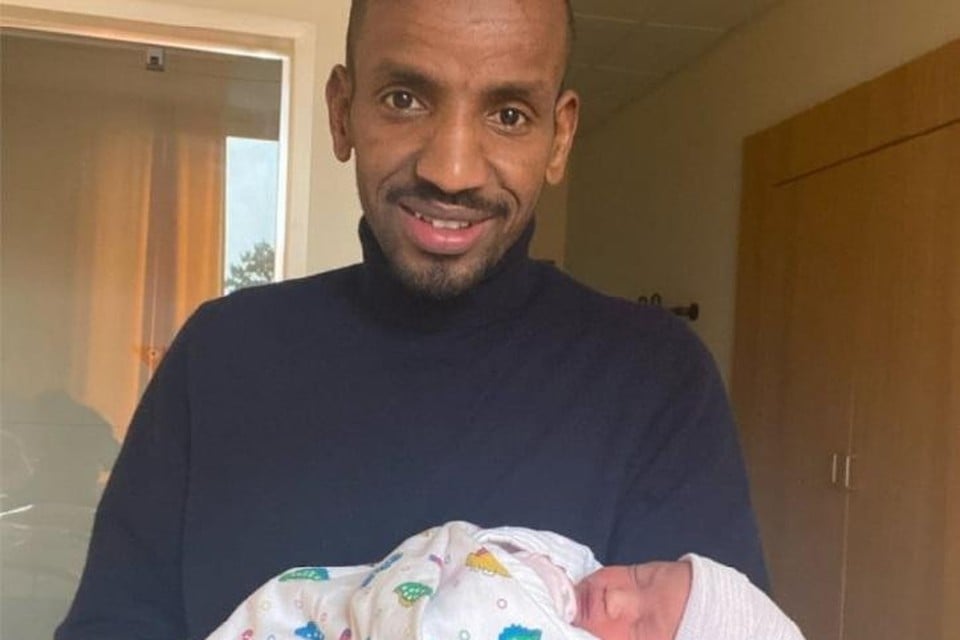 Bashir Abdi is een week vroeger dan verwacht voor de tweede keer vader geworden. 