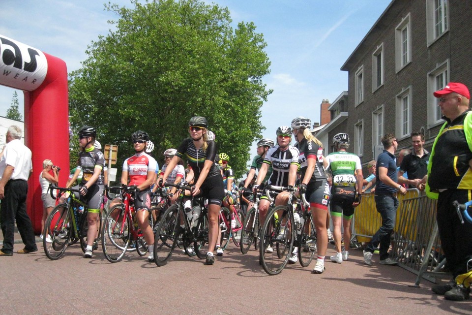 De dames staan klaar bij de start van een vorige editie van De Ster van Aartstelaar.