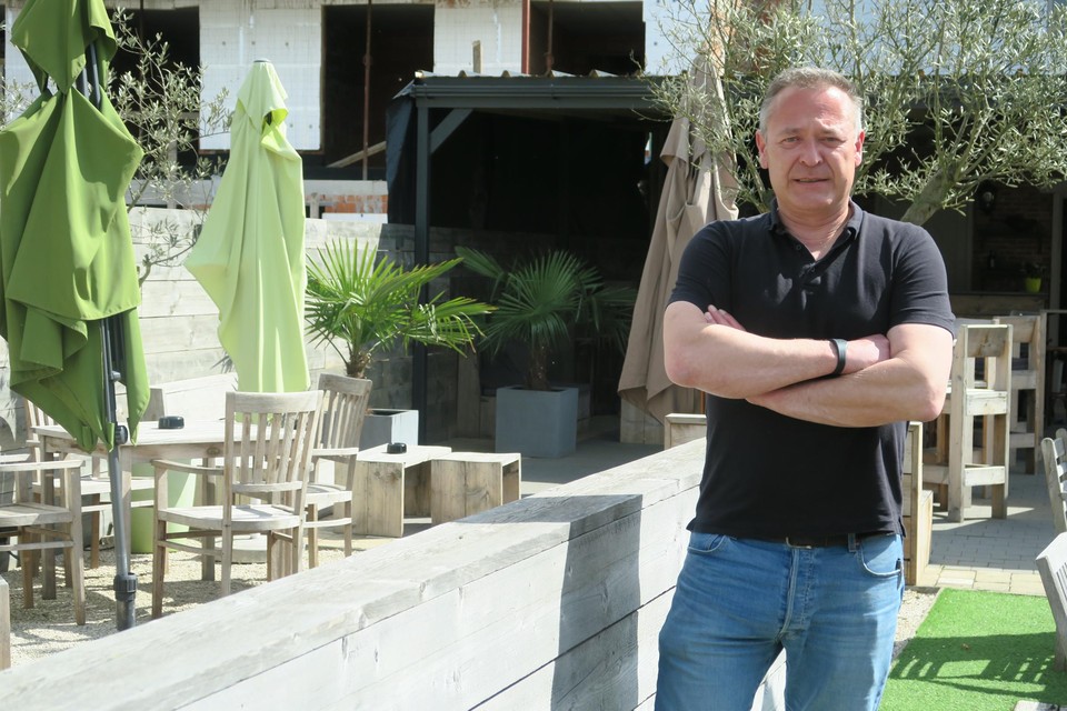 Steven Hendrickx van Studio De Sax op zijn winterterras dat noodgedwongen een zomerterras werd.