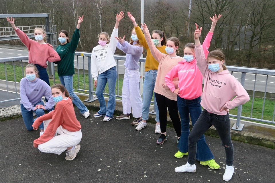 Onder meer deze tienerdansers van Pivolté ontmoetten elkaar zaterdag eindelijk opnieuw, op open plekken als bovenop de brug over de E19 in de Hertendreef. En of er gedanst werd.