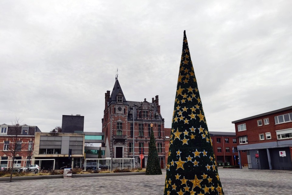 Alleen deze kerstboom moet voor sfeer zorgen op het Marktplein. De kerstmarkt errond komt er niet. 