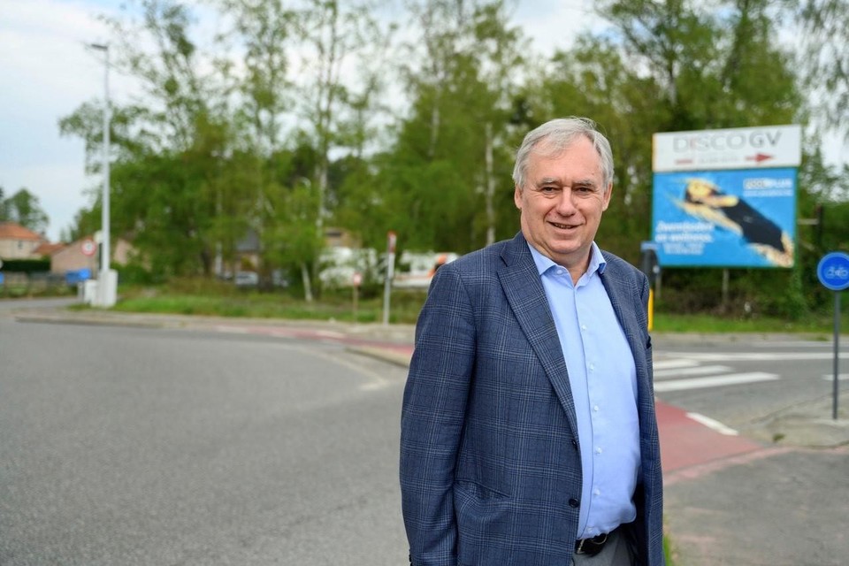 Burgemeester Erik Moons van Keerbergen staat op de toekomstige locatie van het politiehuis in Haacht. “Karin Derua heeft met geen woord gerept over de fusiegesprekken”, zegt hij.