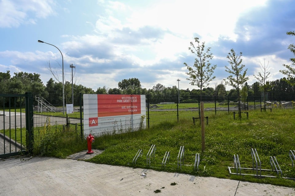 Hier in Park Groot Schijn bouwt de stad een atletiekpiste.