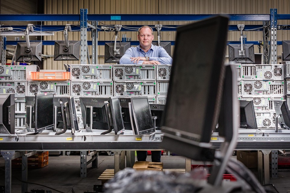 Koen Janssens tussen het ICT-materiaal dat door zijn bedrijf een nieuw leven krijgt.