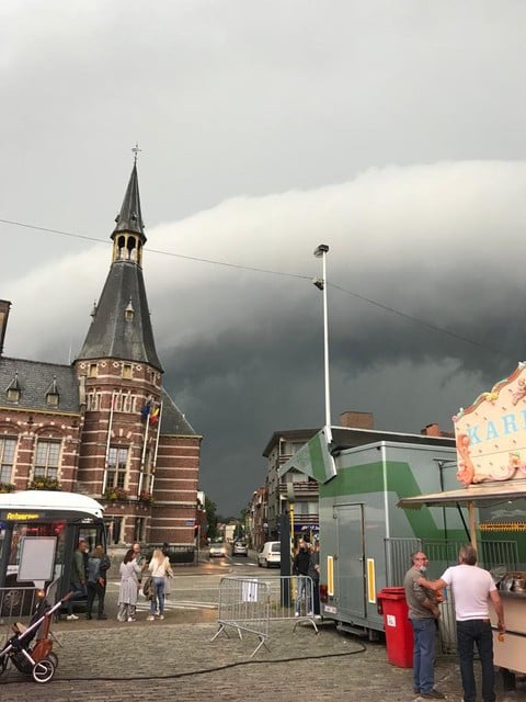 Bijzonder beeld uit Schoten: onheilspellende rolwolk kermis (Schoten) | Gazet van Antwerpen Mobile