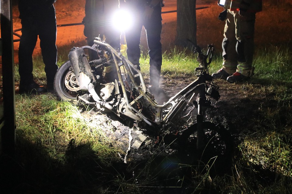 In Sint-Niklaas wordt een uitgebrande motor aangetroffen. 
