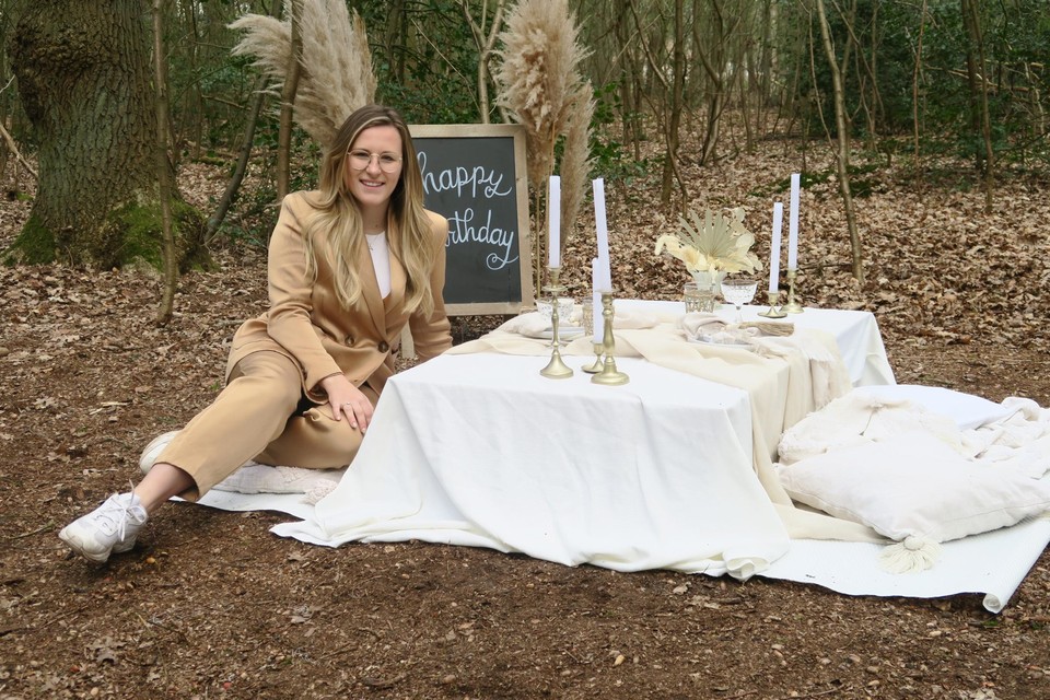Aurelie op een nog erg vroege lentedag en voor één keer zelf figurerend in de Picknick D’Au-setting.