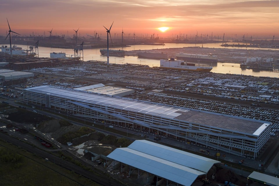 De grootste parkeergarage in de Antwerpse haven, goed voor meer dan 9.000 plaatsen.