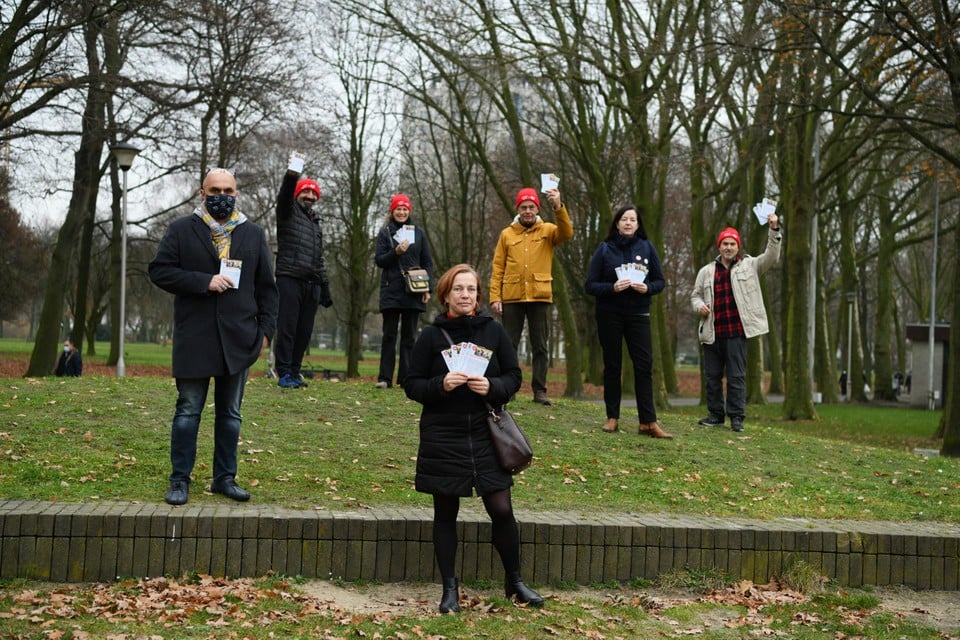 De leden van PVDA Kiel, met vooraan Nadine Peeters, PVDA-fractieleider in de Antwerpse districtsraad. Ze gingen maandag rond met hun petitie waarin ze meer ambitie vragen van stad en district voor het Kielpark. 