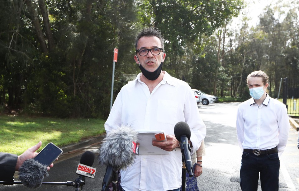 Vader van Théo Hayez, Laurent, met achter zich Theo’s broer Lucas, spreekt de media toe buiten de rechtbank.