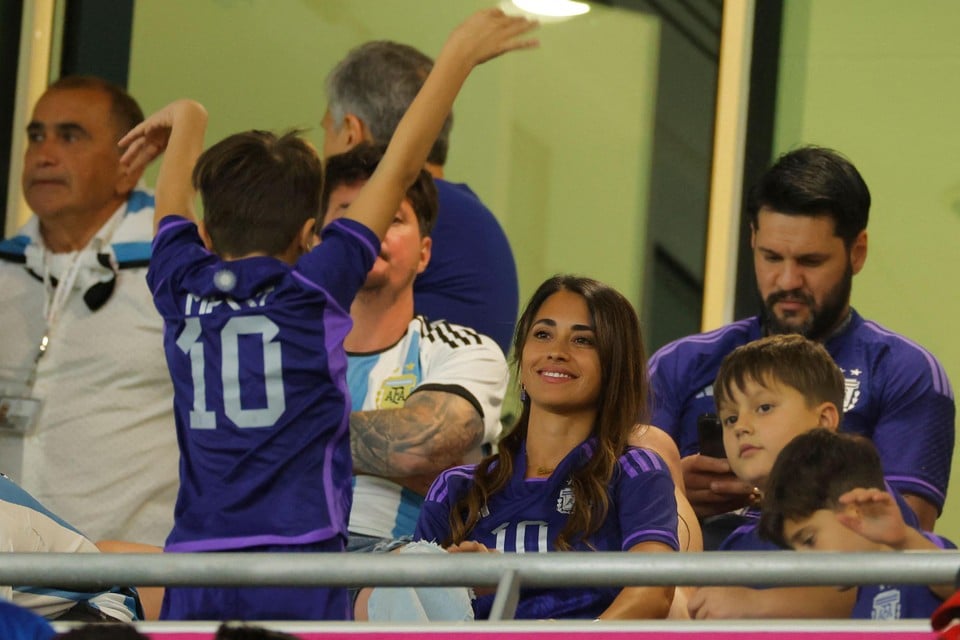 Messi’s vrouw Antonella met hun kinderen in de tribunes. 