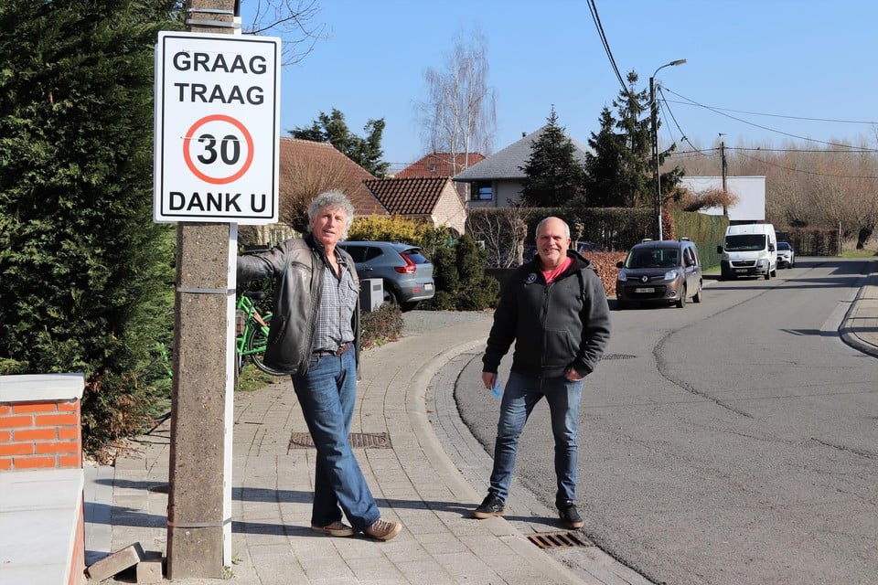 Frank Maris en Ignace Apers bij het zelfgemaakte bord.