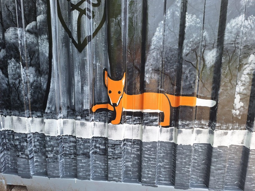 Op de zijkant van de container prijkt een vos als knipoog naar de gemeente Vosselaar.