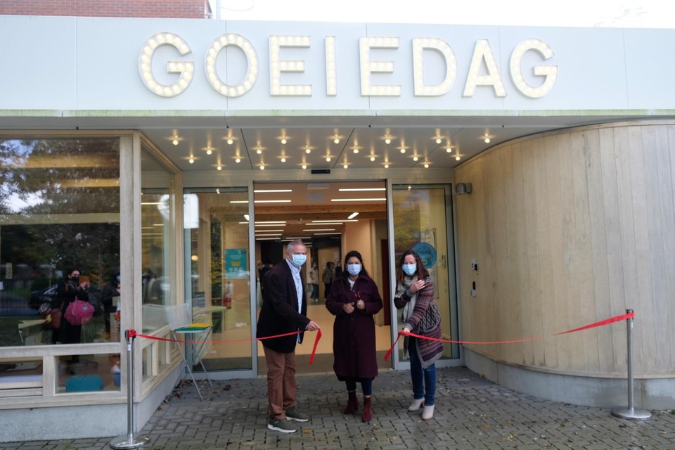Jinnih Beels opent de nieuwbouw van De Leerexpert.