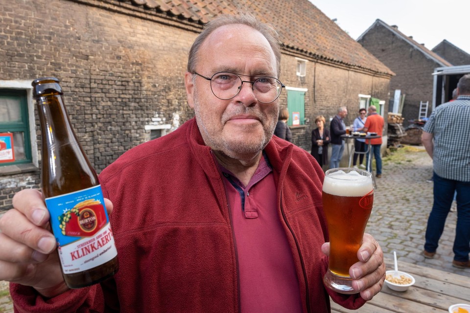 Brouwer Jan De Troetsel stelt met trots de Burton ‘nieuwe stijl’ voor.