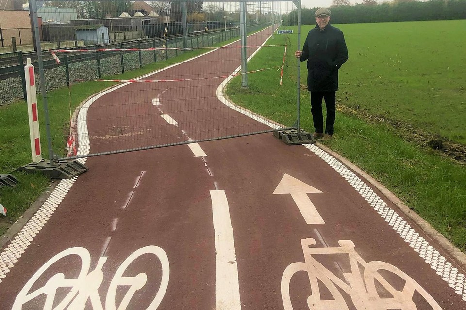 Gedeputeerde Luk Lemmens staat klaar om de werfhekken op de fietsostrade tussen Geel en Mol te verwijderen.